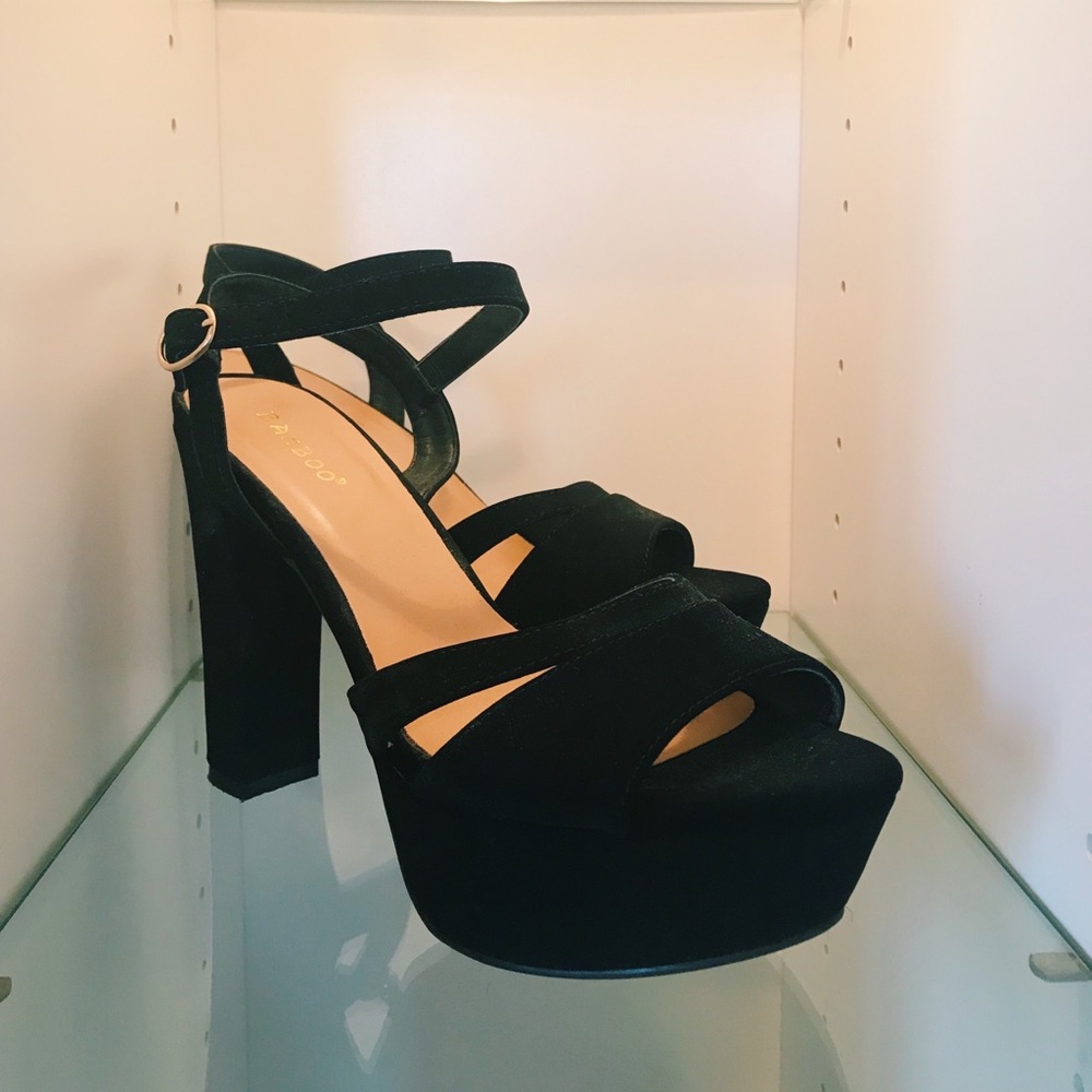 Black Pumps